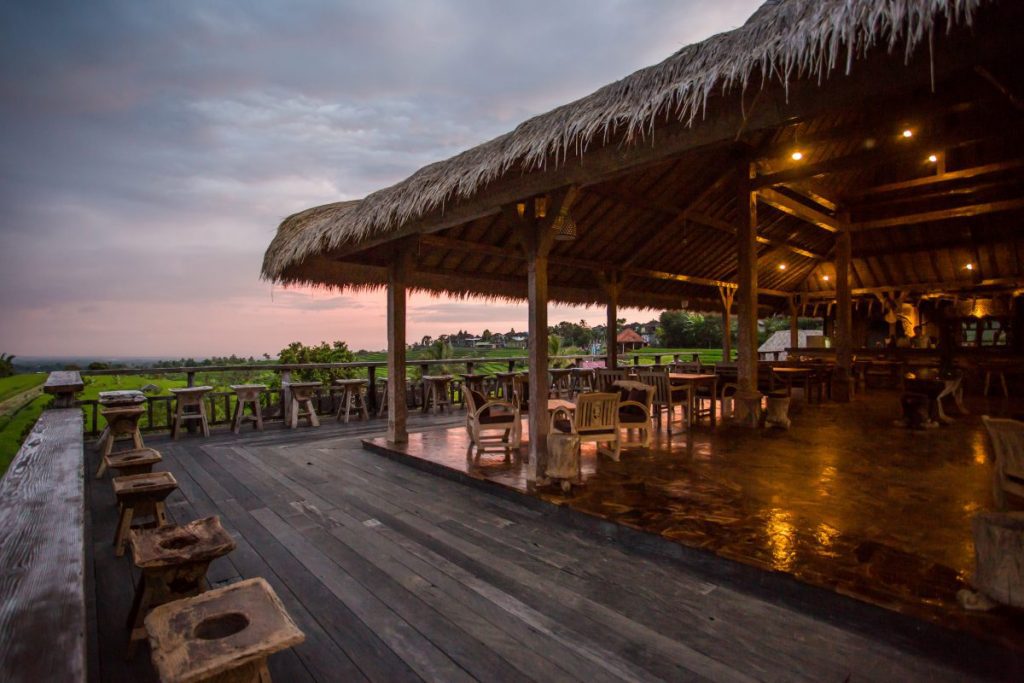 JATILUWIH - Unesco's World Heritage in BALI - Aesthetic View with 3 Mountains you'll Never Forget! 13 Suasana Sore Restoran Gong Jatiluwih Tabanan Bali