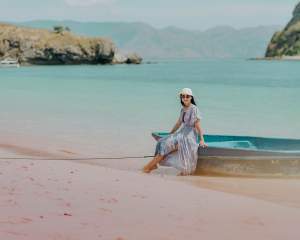 Photo gallery labuan bajo pink beach
