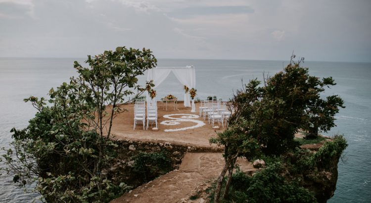Pantai Balangan – Salah Satu Tujuan Wisata Terpopuler di Bali! Berikut Alasannya! 3 balangan cliff wedding package 10 750x410 1