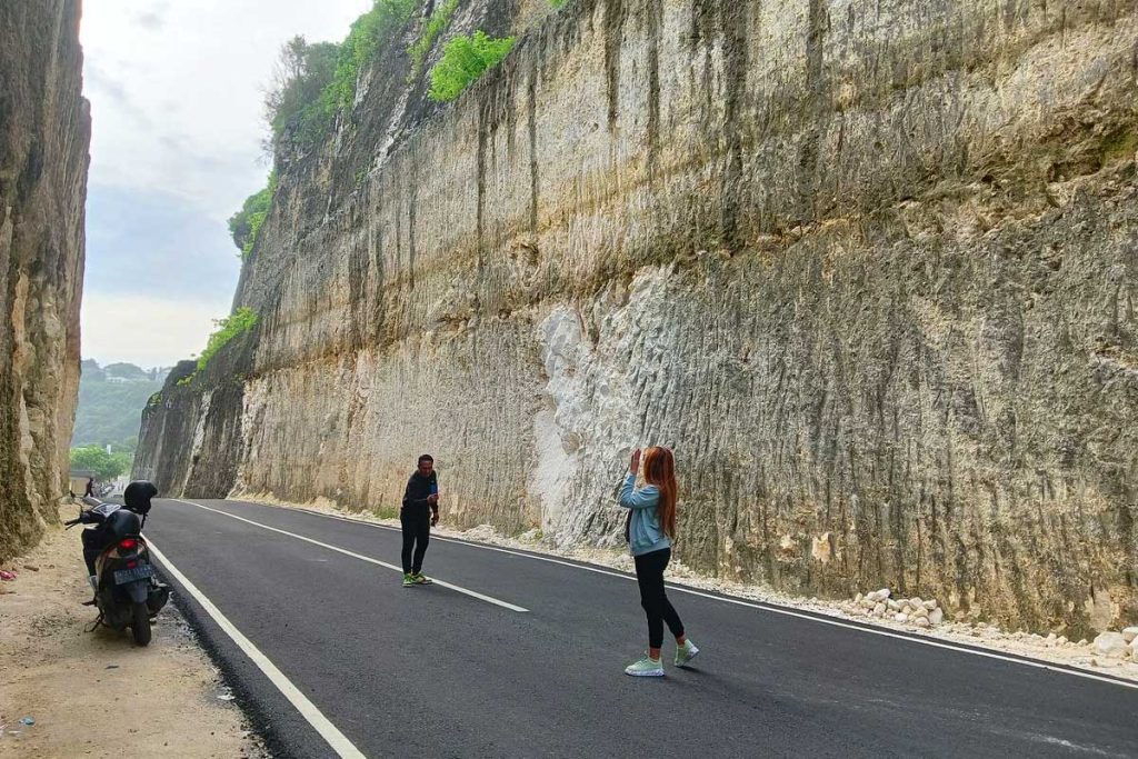 Keindahan Pantai Batu Barak di Pulau Bali yang Mengagumkan dan Menawan 5 Foto di tebing