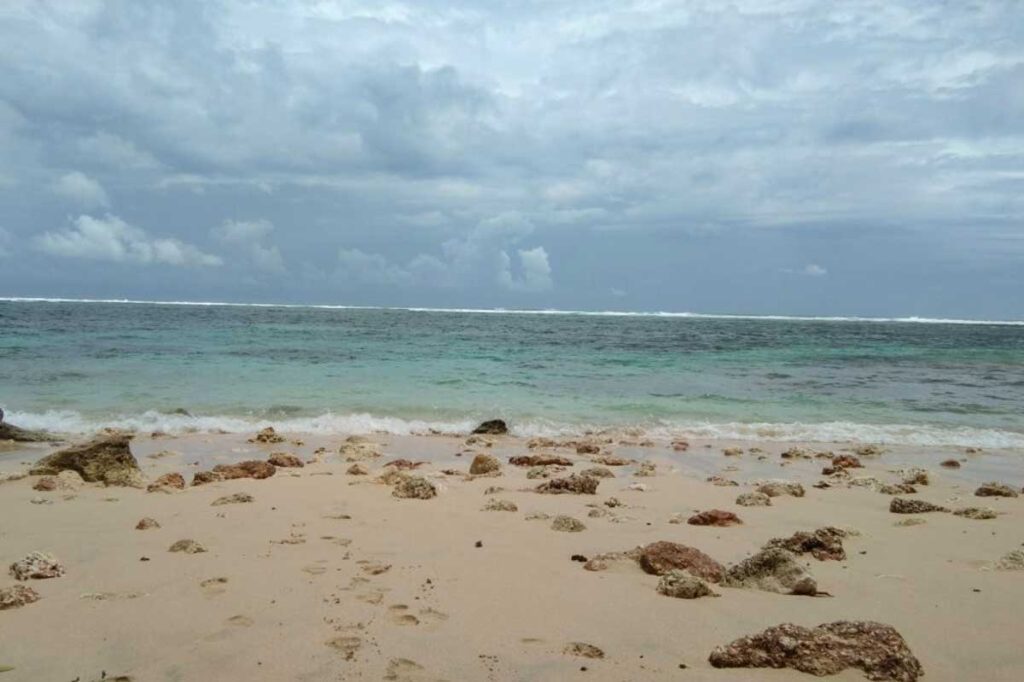 Keindahan Pantai Batu Barak di Pulau Bali yang Mengagumkan dan Menawan 7 batu barak beach bali 7