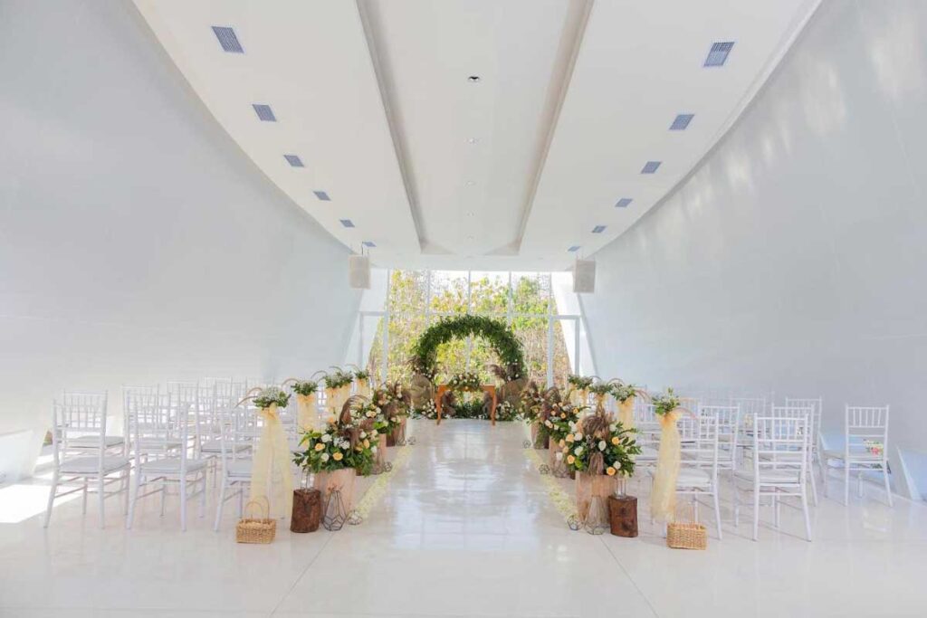5-Star Bali's Oceanfront Elegance: Luxury Retreats Await 4 cross bali breakers 1