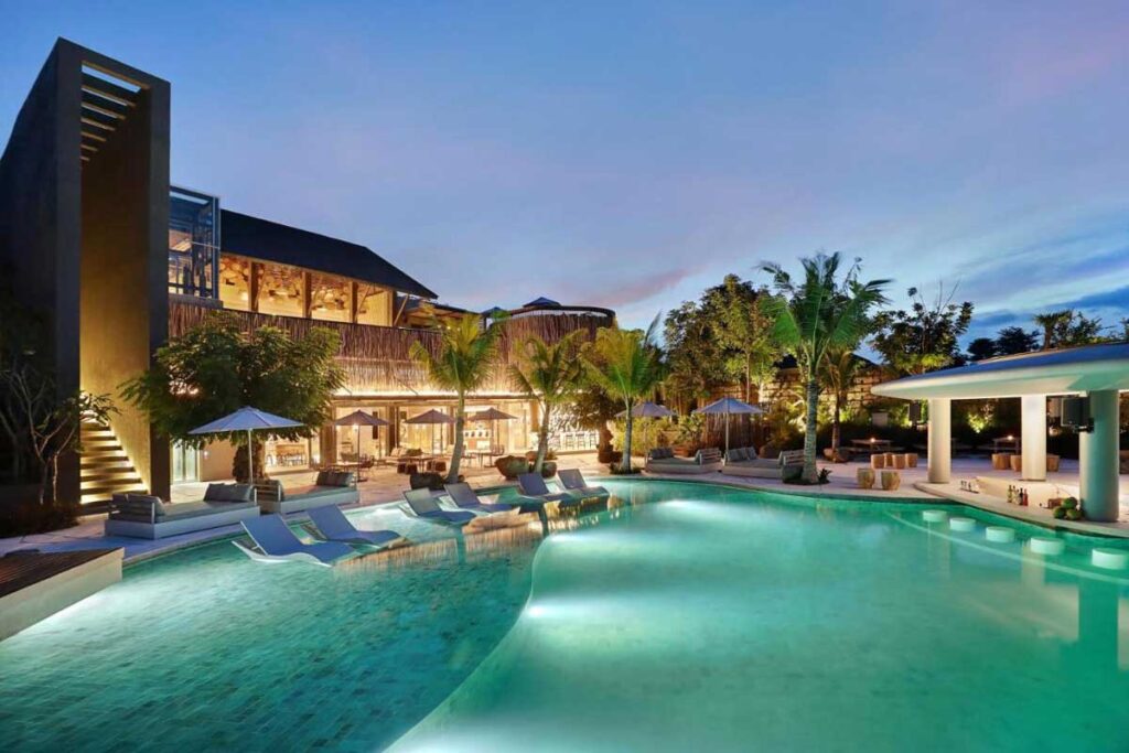 5-Star Bali's Oceanfront Elegance: Luxury Retreats Await 6 cross bali breakers 3