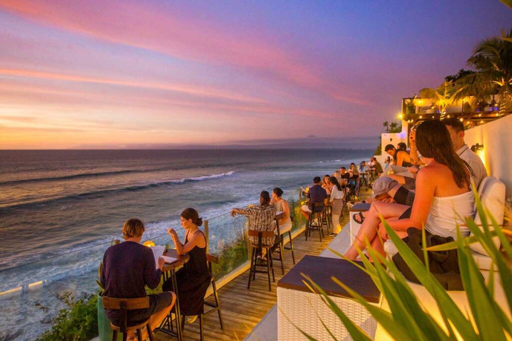 Mengulik 10 Beach Club Terbaik di Nusa Dua untuk Liburan Musim Panas yang Tak Terlupakan 5 el kabron cliff 1