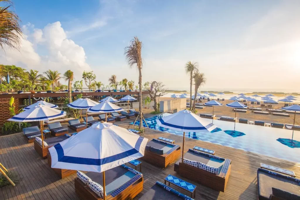 Mengulik 10 Beach Club Terbaik di Nusa Dua untuk Liburan Musim Panas yang Tak Terlupakan 1 top 10 beach club