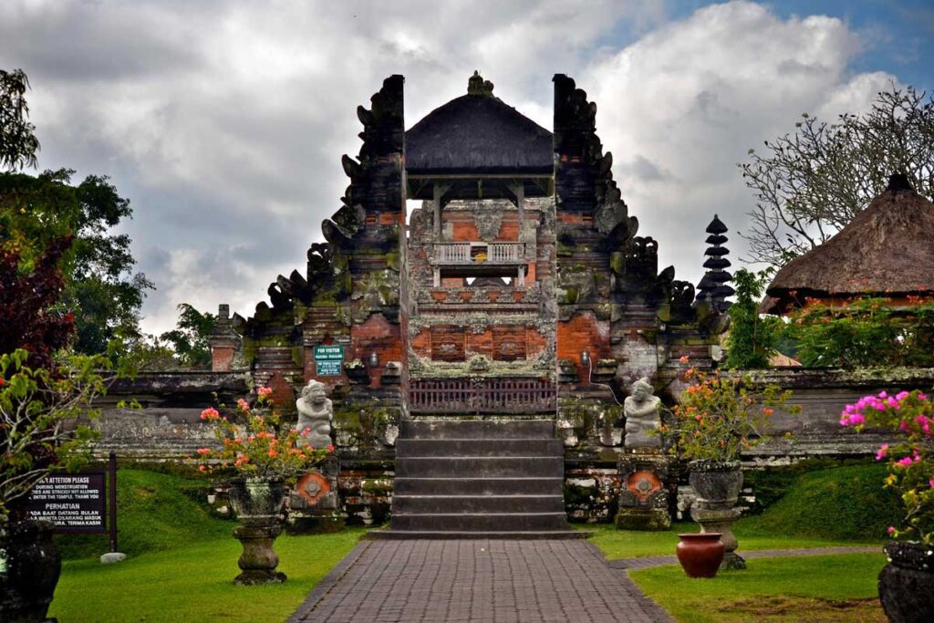 Pura Taman Ayun Bali: Unveiling the Sacred Water Temple of Mengwi 2 candi bentar taman ayun temple