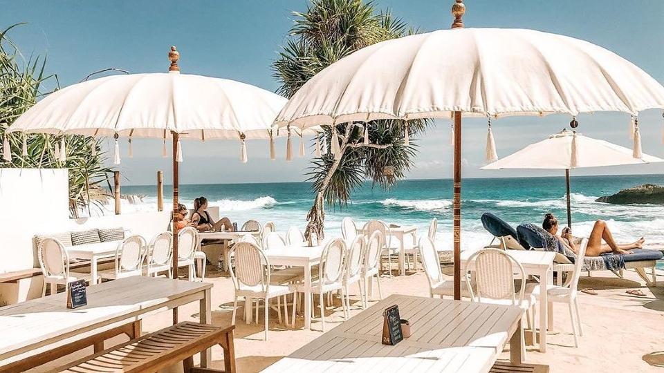 11 ЛУЧШИХ ПЛЯЖНЫХ КЛУБОВ НА БАЛИ, КОТОРЫЕ ВЫ ДОЛЖНЫ ПОСЕТИТЬ! 13 Sandy Bay Beach Club Bali Nusa Lembongan Bali | Bali Getaway Indonesia