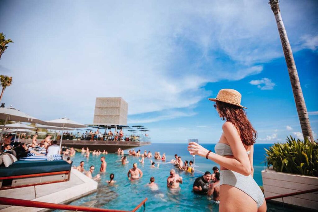 Mengulik 10 Beach Club Terbaik di Nusa Dua untuk Liburan Musim Panas yang Tak Terlupakan 9 savaya 1