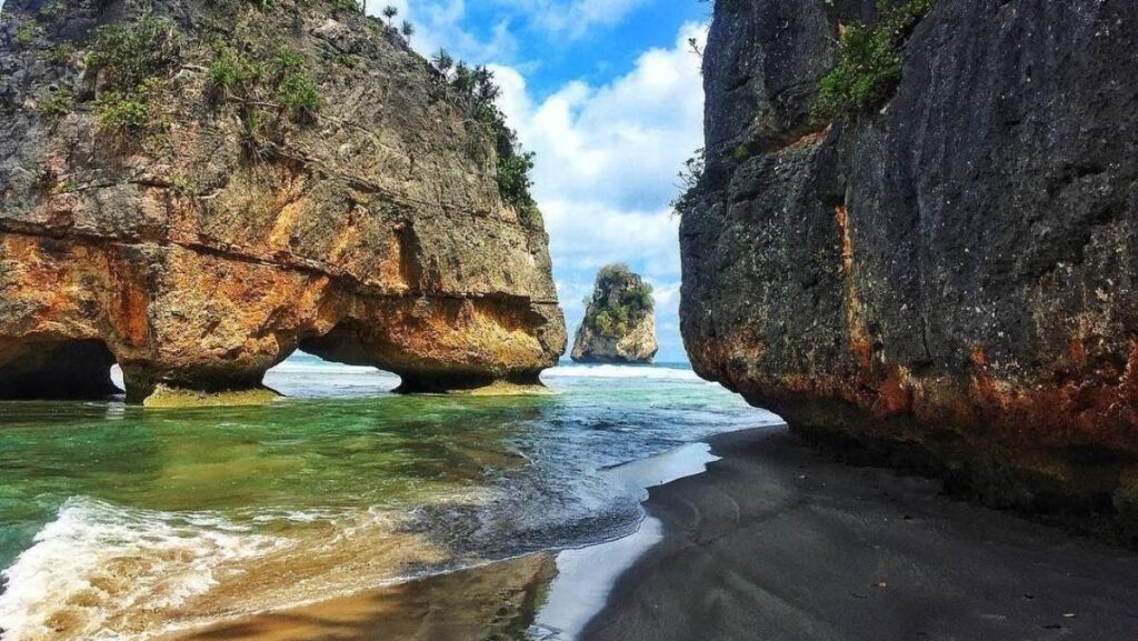 9 Untamed Beaches of Sumba, Indonesia: Secret Shores for Wild Adventures 4 watu maladong v1